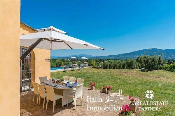 Schöne helle Villa in herrlicher Lage mit Türmchen, Pool, Weinberg und Olivenhain