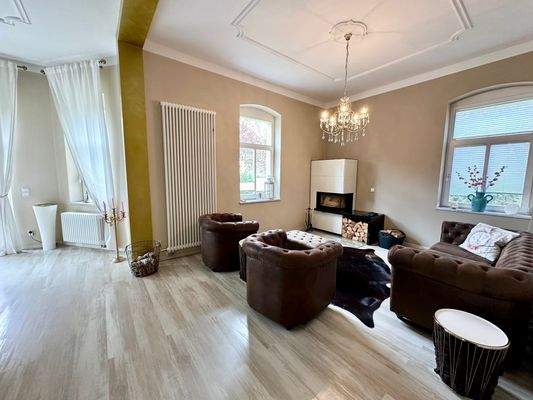 neuwertiger Kamin im Wohnzimmer