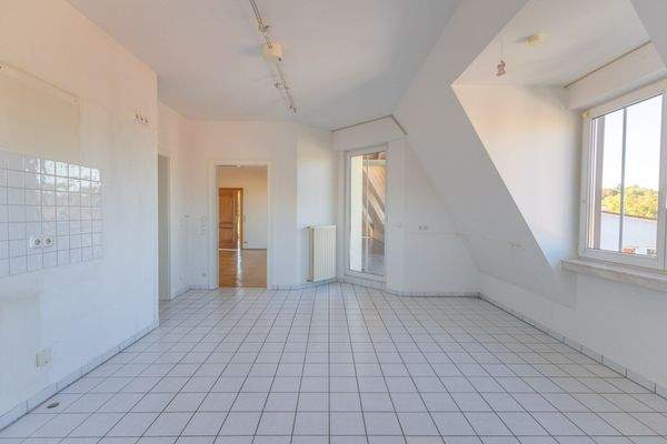 Küche mit Blick auf den Kirchturm und Zugang zum Balkon 
