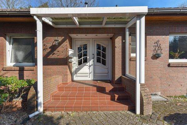 überdachter Eingang 