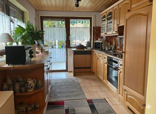 Küche mit Zugang zum Balkon