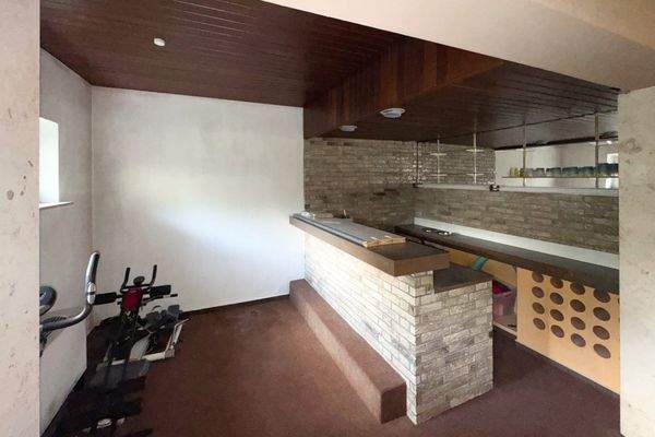 Gemeinschaftsbar im Keller