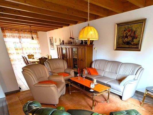 Der helle Wohn- und Essbereich mit der Möglichkeit in den Garten zu gelangen