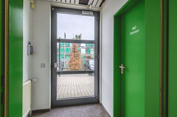Zugang in die Büroeinheit, rechte Halle