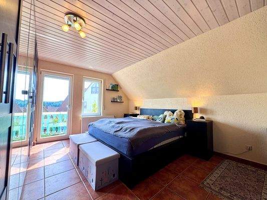 Großes Schlafzimmer mit Balkonzugang.jpg
