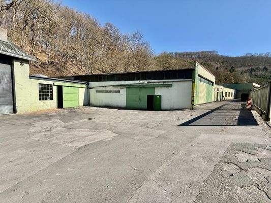 Platz hinter Einfahrt