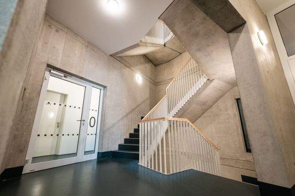 5_Treppenhaus mit Fahrstuhl