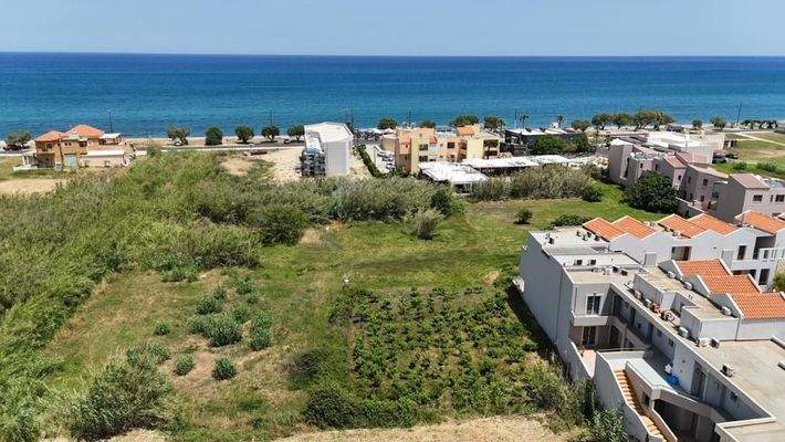 Kreta - Grundstück mit Baugenehmigung für 2 Residenzen in zweiter Linie vom Strand von Maleme zu verkaufen