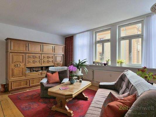 große Sitzecke vor der Fensterfront