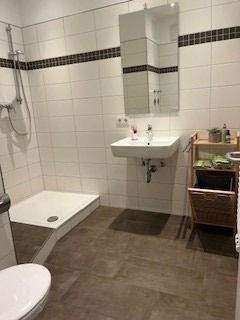 neues Bad mit geräumiger Dusche