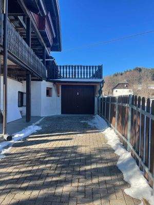 Zugang zur Garage von der Gemeindestraße aus