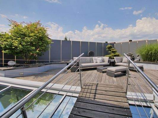 Große, sonnige und uneinsehbare Dachterrasse