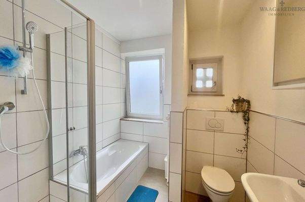 Helles und modernes Badezimmer