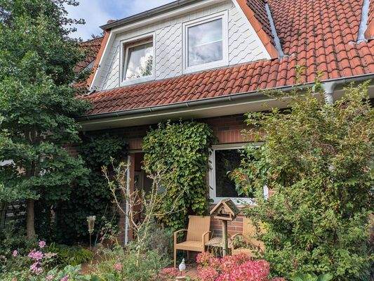 Hausfront mit Sitzplatz  Osten