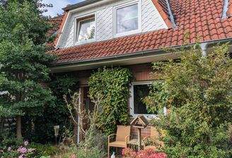 Hausfront mit Sitzplatz  Osten