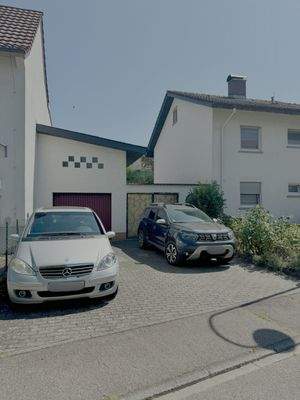 Stellplätze und Garage