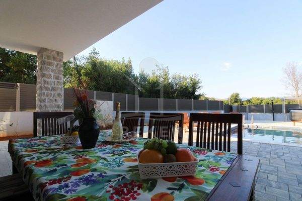 Die überdachte Terrasse bietet maximalen Komfort