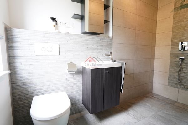 Badezimmer mit Dusche und WC EG