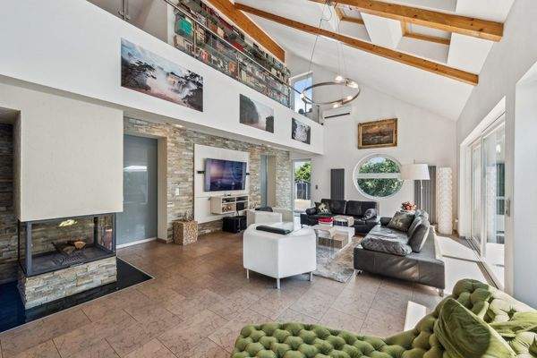 Wohnzimmer mit Kamin und offener Galerie