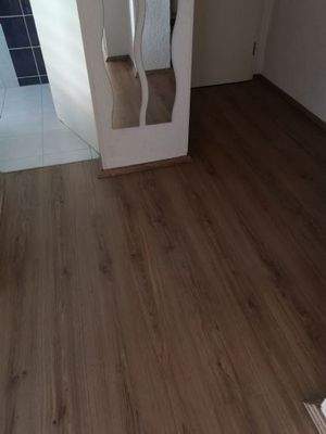 hochw. Laminatfußboden im Flur einer Wohnung