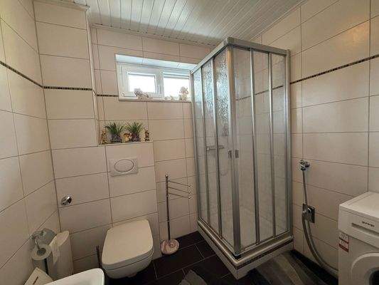 Bad mit Dusche und WC