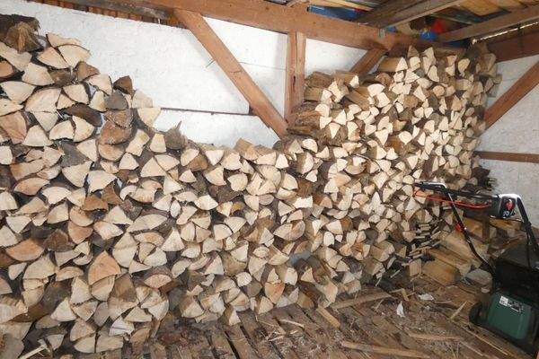 Holzlager im Nebengebäude