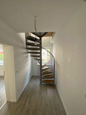 Flur EG mit Treppe ins OG