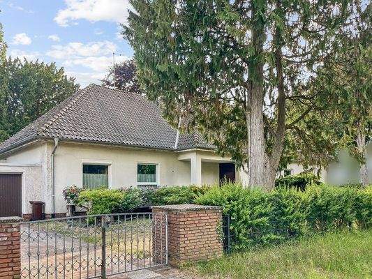 Eingangstor mit Blick auf Haus