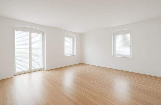 Großes Wohnzimmer der Wohnung im Erdgeschoss mit Zugang zum Balkon