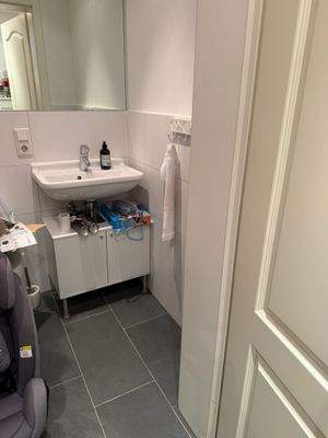 Bad im Erdgeschoss mit Dusche. Hier nur Teilansicht. Weitere Fotos vom EG nicht möglich, da Mieter schon Umzugskisten gelagert haben.