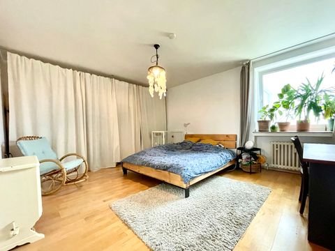 großzügiges Schlafzimmer 