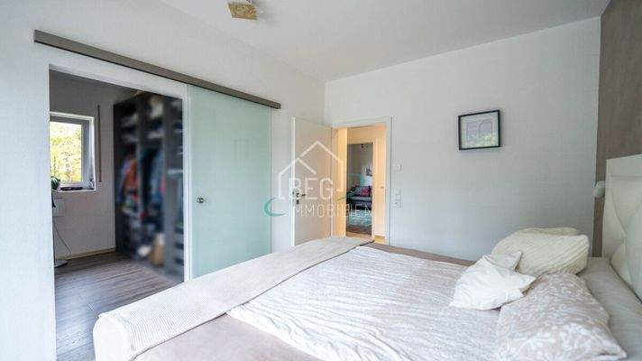 Schlafzimmer mit Ankleide Wohnung links