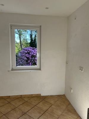 Küche mit Fenster zum Garten