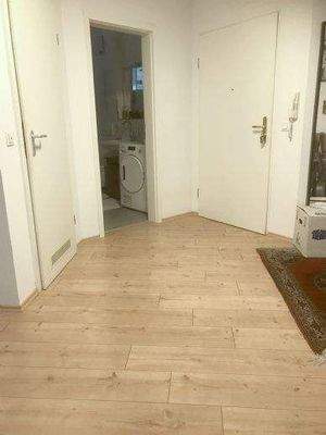 neuer Laminat im Flur