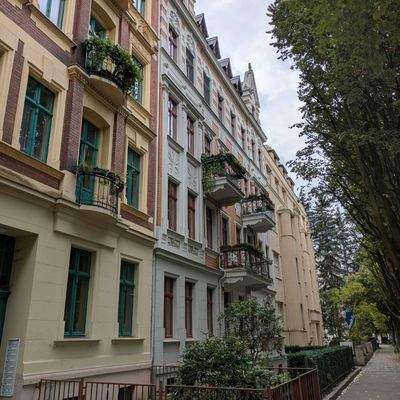 Häuserzeile straßenseitig