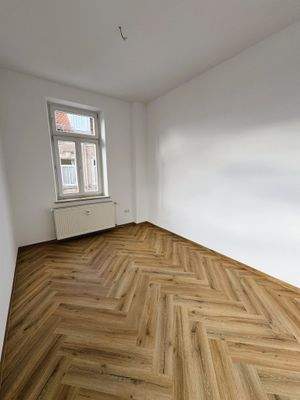 Leerer Raum mit Fischgrätboden