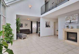 Lichtdurchfluteter Wohnbereich mit Kamin