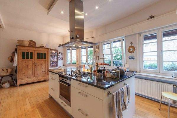 Lichtdurchflutete Kochinsel 