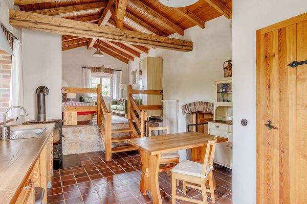 Küche mit Blick zum Wohn- und Schlafbereich