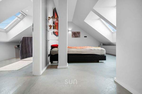 LICHTDURCHFLUTETES SCHLAFZIMMER