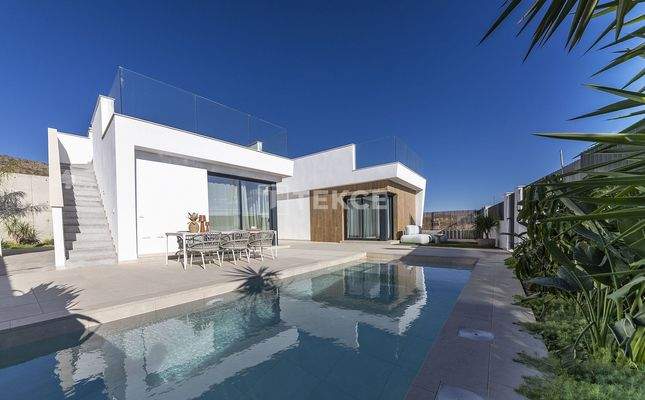 Detached Villas with Panoramic Views of the Golf Course in Murcia