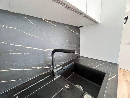 Moderne Küche mit Spüle