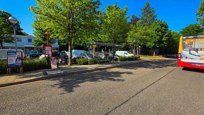 Bushaltestelle vor dem Haus