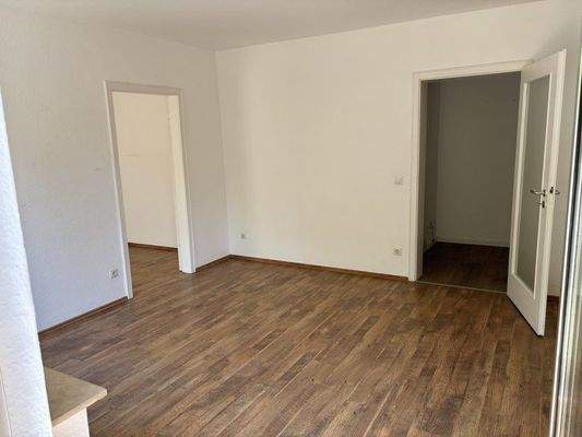 4.OG Raum mit Blick auf Flur & Tür