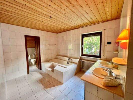 Bad en suite OG mit Toilette, Bidet und Dusche dahinter