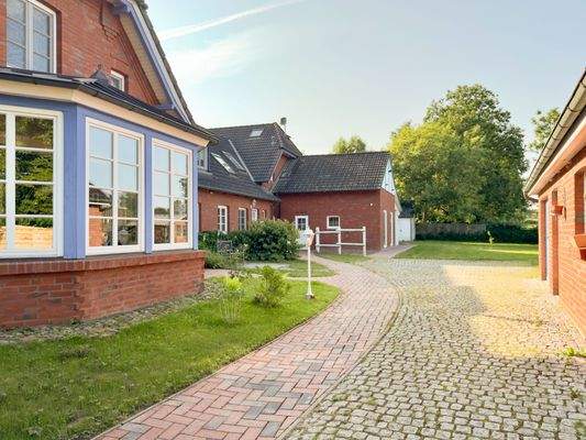 Gebäudeansicht Vorderseite aus Richtung Zufahrt