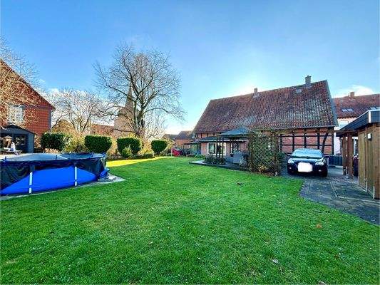 Großer und geräumiger Garten