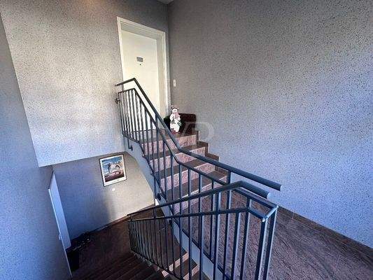 Treppenhaus und Wohnungseingangstür