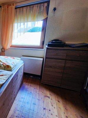 weiteres Zimmer im Obergeschoß mit Holzdielenboden