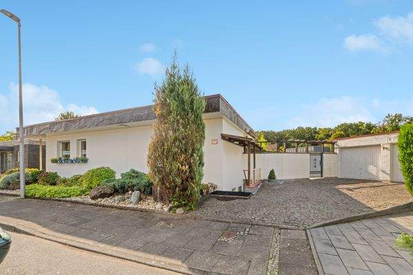 Außenansicht 2- Sicht auf Doppelgarage.jpg